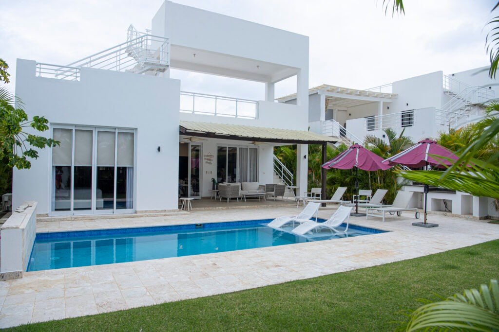 Villa Estilo Playa en Sosúa Ocean Village – Elegancia y Comodidad en el Caribe